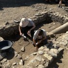 Estudiants excavant a l'Hort del Cavaller d'Isona.