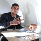 Rashford, diumenge durant el vol cap a Barcelona.