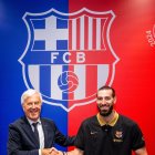 Shengelia, durant la firma del contracte amb Josep Cubells. - FCB