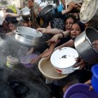 Palestins esperen per rebre aliments al barri d’Al-Rimal, al centre de la ciutat de Gaza. - EUROPA PRESS / CONTACTO / RIZEK ABDELJAWAD