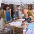 Els veïns fan tallers de serigrafia amb els noms. - TUCUTUM FOTOGRAFIA