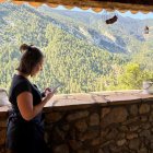 Veïns i turistes de la Vansa continuaven ahir sense servei de telefonia. - PEP CAMPS