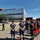 Els professionals del parc de Bombers de Lleida van participar ahir en un minut de silenci. - BOMBERS