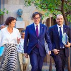 El president de la Generalitat, Salvador Illa, la consellera d'Economia, Alícia Romero, i el conseller de la Presidència, Albert Dalmau, es dirigeixen a la reunió del Consell Exectiu