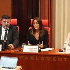 La consellera Niubó, al centre, durant la compareixença ahir al Parlament. - MÒNICA RIU/ACN