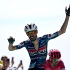 El corredor francès Valentin Paret-Peintre poc abans d’entrar a la meta com a vencedor. - EFE/EPA/CHRISTOPHE PETIT TESSON