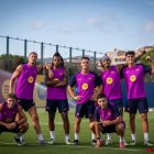 Diversos jugadors del Barça posen després de la sessió de la tarda. - FCB