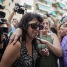 Juana Rivas plorant a l’arribada al punt d’entrega acordat. - ANTONIO L JUÁREZ / EUROPA PRESS