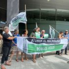 La protesta davant la seu de Territori. - POBLES VIUS