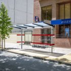 Les noves marquesines de bus que s’han instal·lat al tram reformat de rambla Ferran. - ÀLEX SAMPER