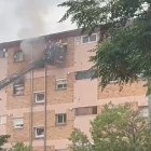 Cuatro intoxicados por un fuego en un piso en los bloques Joan Carles de Lleida