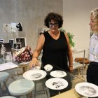 La fotògrafa Susana Martínez, ahir amb la regidora Pilar Bosch. - AMADO FORROLLA