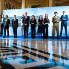 Els sis joves premiats, ahir al costat de la família reial. - EP
