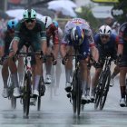 L’italià Jonathan Milan, esquerra, bat en l’esprint el belga Jordi Meeus. - EFE/CHRISTOPHE PETIT TESSON