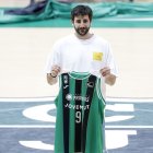 Ricky Rubio, amb la samarreta que lluirà al Joventut. - EFE