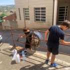 Dos nens de l’Albagés pintant una barana amb pintura color òxid. - AJUNTAMENT DE L’ALBAGÉS