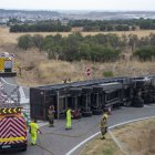 Un camió va bolcar ahir al matí al lateral de l’A-2. - LAIA PEDRÓS
