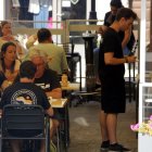 Un cambrer prenent nota en una terrassa a Vielha