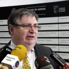 L'advocat de Vilanova de Sixena, Jorge Español, atenent als mitjans de comunicació als jutjats d'Osca.