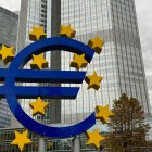 Monument del símbol de l'euro davant la torre de l'euro de Frankfurt (Alemanya), antiga seu del Banc Central Europeu (BCE)