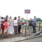El moment en què ahir es va descobrir la placa amb el nom de Suzanne Mornet. - MAGDALENA ALTISENT