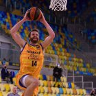 Shurna es disposa a fer una esmaixada jugant amb el Gran Canària. - ACB.COM