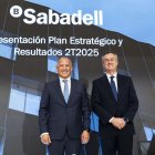 El conseller delegat de Banc Sabadell, César González-Bueno i el director financer, Sergi Palavecino. - BANC SABADELL