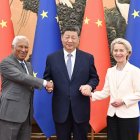 El president xinès Xi Jinping dona la mà a António Costa i a Ursula von der Leyen. - EFE/EPA/XINHUA / XIE HUANCHI