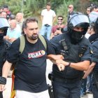 Un diputat de la CUP sent apartat per dos mossos. - ACN