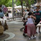 A dalt, una parada davant una botiga i a baix, a la plaça Ricard Viñes. - MAGDALENA ALTISENT/ÀLEX SAMPER