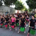 La cercavila d’ahir a la Bordeta amb els seus gegants va omplir de ritme i alegria els carrers. - AMADO FORROLLA
