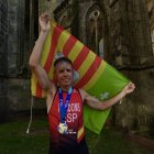 Josep Viladoms mostra la seua felicitat exhibint la medalla.