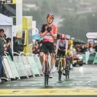 Arensman celebra la seua soferta victòria, just al davant de Vingegaard i Pogacar. - EUROPA PRESS