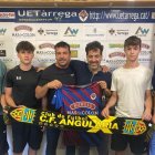 Els responsables de tots dos clubs i alguns dels jugadors posen en la firma del conveni. - FRANCESC GASULL