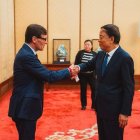 Salvador Illa saluda el vicepresident de l’Assemblea Popular Nacional de la Xina, Wu Weihua. - ARNAU CARBONELL