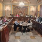 Moment en què el govern del PSC i els grups del PP i Junts voten a favor de tramitar el nou POUM. - SCD