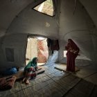 Hidaya al-Mutauaq sosté en braços el seu fill de tan sols 18 mesos, sense llet ni productes bàsics. - AHMED AWAD
