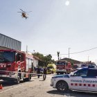 Bombers, Mossos i ambulàncies i un dels helicòpters del SEM poc després de la tragèdia. - LAIA PEDRÓS