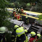 Els equips de rescat busquen passatgers ferits al tren descarrilat. - EUROPA PRESS