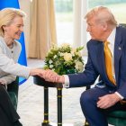 Von der Leyen i Trump s’estrenyen la mà després d’arribar a un acord. - EUROPA PRESS