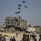L’ajuda humanitària llançada per l’Exèrcit Reial Jordà aterra al nord de la Franja de Gaza. - EFE