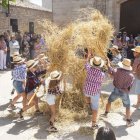 El grup de mitjans removent la palla amb les forques en el moment final del ball. - LAIA PEDRÓS