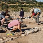 El director de l’excavació i tècnics del Museu Tàrrega Urgell van guiar els joves. - LAIA PEDRÓS