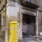 Els desperfectes causats per l’incendi eren visibles a l’edifici del Club Estrellas de Bellpuig. - LAIA PEDRÓS