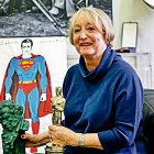 Yvonne Blake, amb els seus premis i l’esbós de Superman al fons