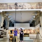 Tècnics del govern d'Aragó a la sala 17 del MNAC