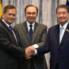 Els líders de Tailàndia i Cambodja segellen el pacte a Malàisia. - EFE/MOHD RASFAN
