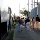Passatgers agafant l’autobús a l’estació de Cunit per seguir amb el seu trajecte. - ACN