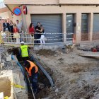 Operaris treballant ahir en la renovació de la xarxa d’aigua i clavegueram del carrer Reial. - S.E