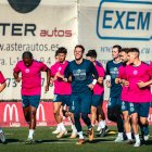 Els components de la plantilla de l’Atlètic Lleida i el seu 
staff tècnic posen abans de la sessió preparatòria 
d’ahir a la tarda al Municipal Ramon Farrús.